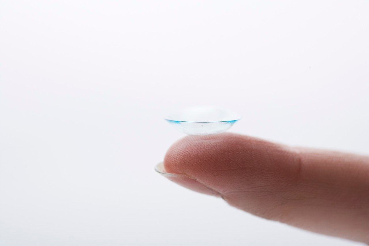 How to Clean Contact Lenses Safely and Efficiently 8 Steps