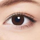 A woman wears neoism coco brown 1-day colored contact lenses on her eyes.
